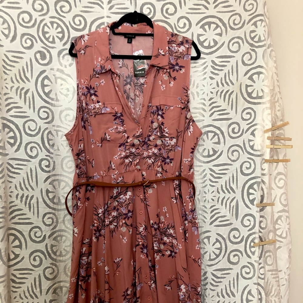 Sleeveless shirtdress w/ handkerchief hem